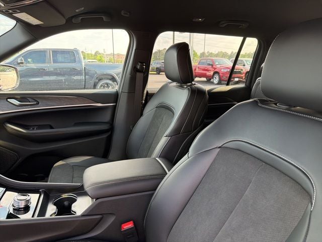 2026 Jeep Grand Cherokee GRAND CHEROKEE L LAREDO ALTITUDE 4X2