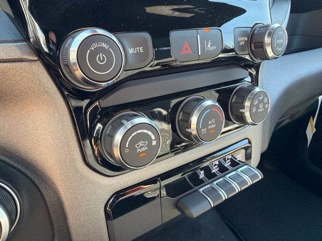 2027 RAM Ram 1500 RAM 1500 EXPRESS QUAD CAB 4X2 6'4' BOX
