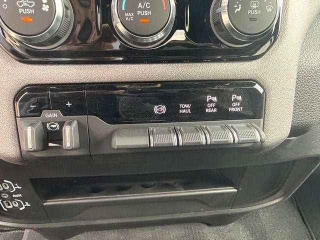 2026 RAM Ram 2500 RAM 2500 BLACK EXPRESS CREW CAB 4X4 6'4' BOX