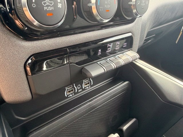 2027 RAM Ram 1500 RAM 1500 EXPRESS CREW CAB 4X4 5'7' BOX